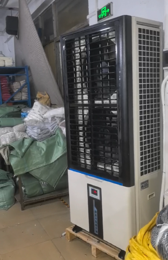 制衣廠整體降溫，應用蒸發冷省電空調-立式軸流雙風口