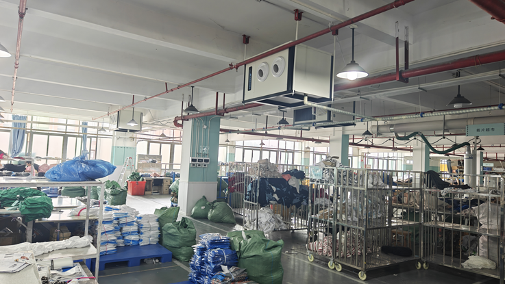 制衣廠整體制冷降溫，應(yīng)用蒸發(fā)冷省電空調(diào)-臥式射流機組